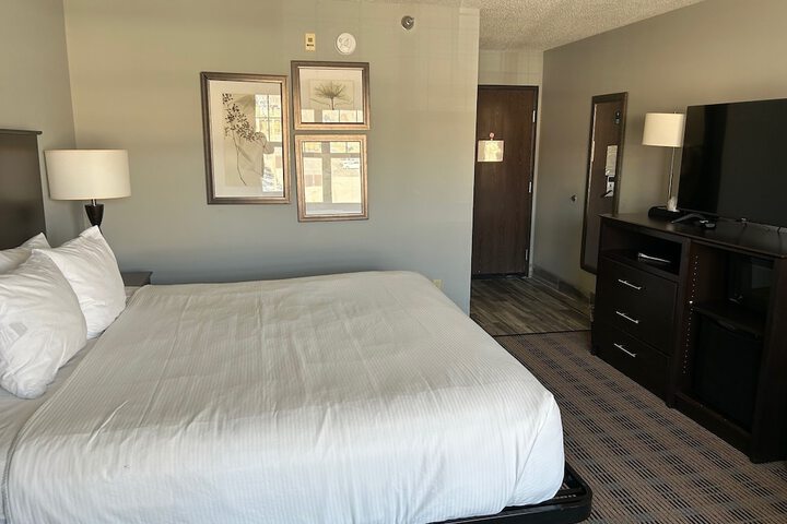 2 Queen Beds Mobility Accessible (7 of 9)