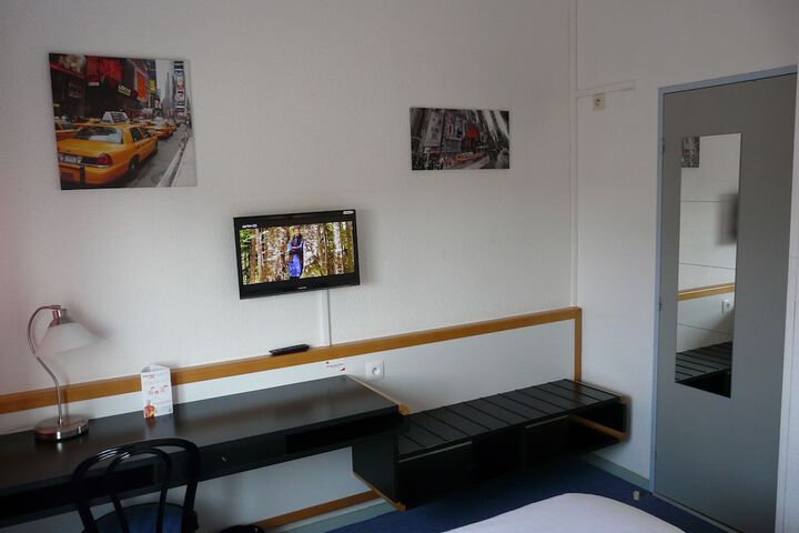 Room 11 of 87