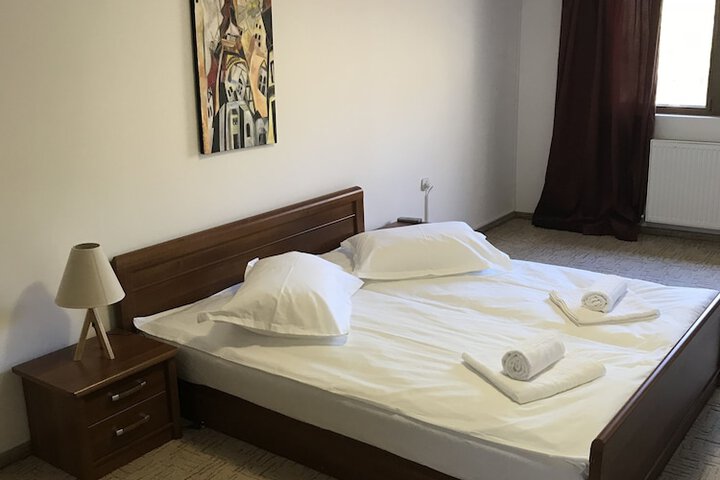 Room 9 of 12