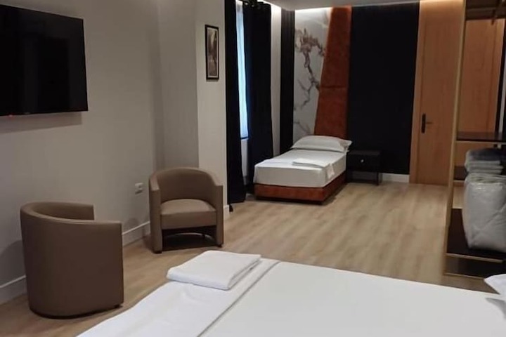 Room 8 of 132