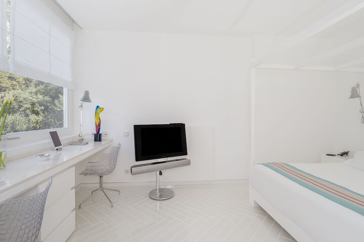 Room 10 of 170