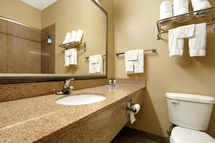 2 Queen Beds Microwave and Refrigerator WiFi Full Breakfast (4 of 5)