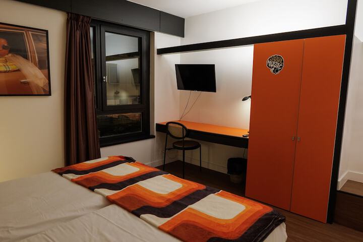 Room 11 of 42