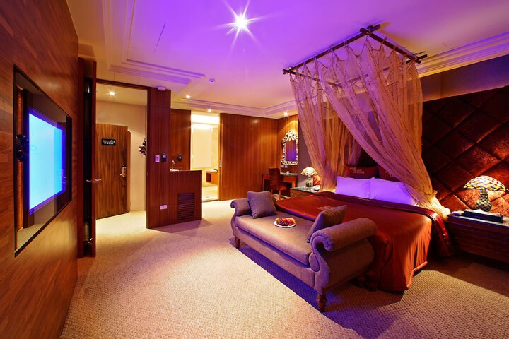Room 9 of 32