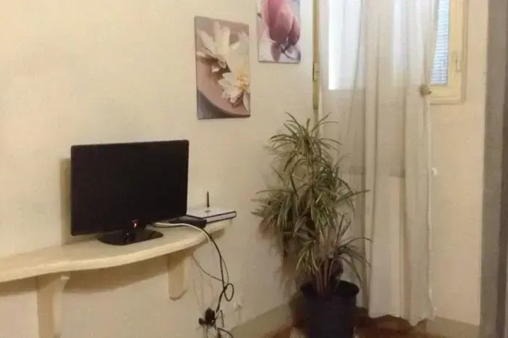 Room 4 of 8