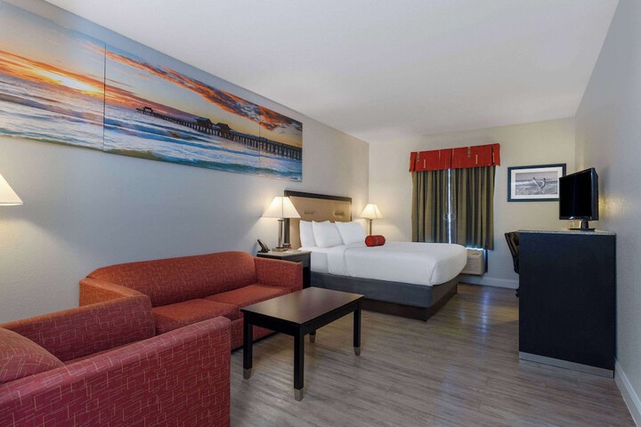1 King Bed Mobility Hearing Accessible Room Roll in Shower (17 of 29)
