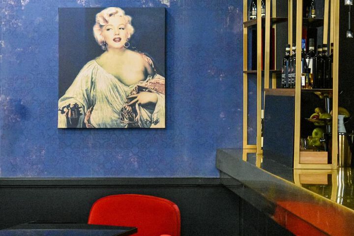 Lounge 54 of 67