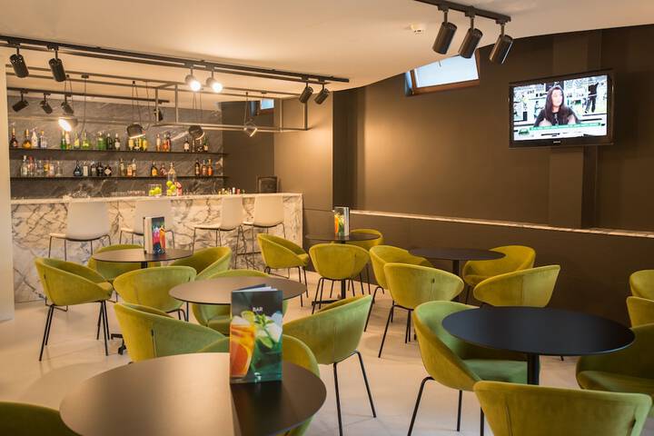 Lounge 73 of 92