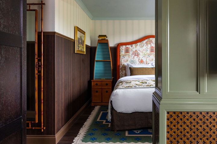 Room 25 of 147