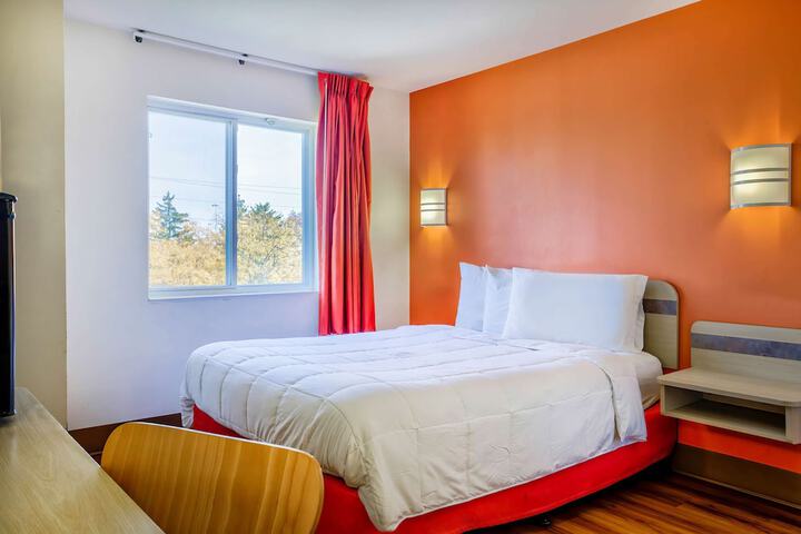1 Queen Bed (1 of 10)