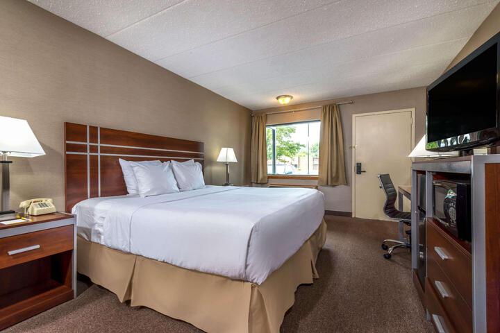 1 King Bed (3 of 8)