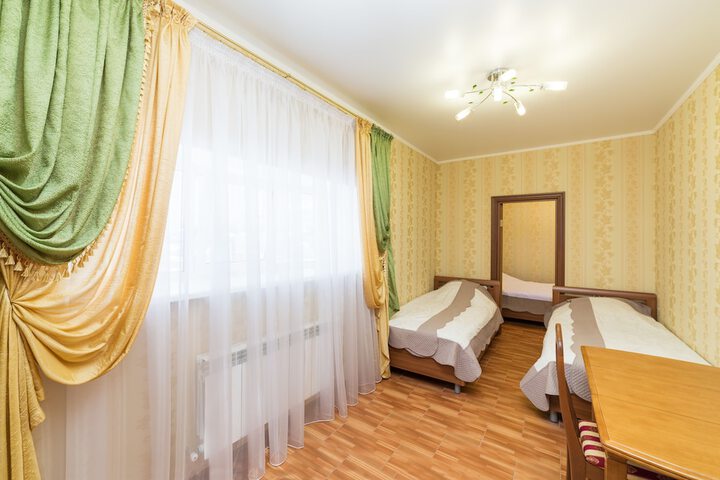 Room 27 of 76