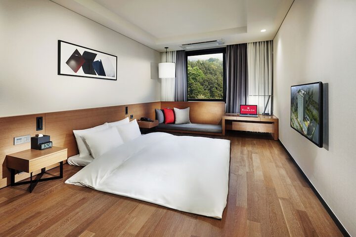 Room 11 of 27