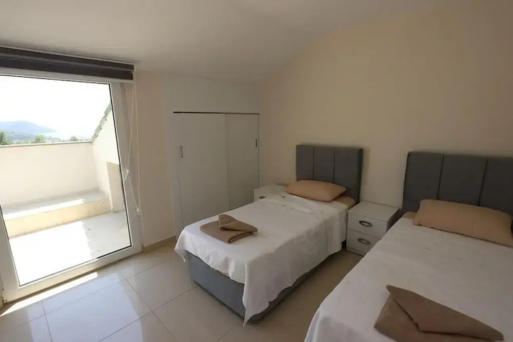 Room 4 of 13