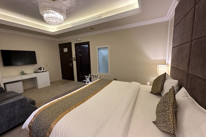 Room 4 of 104