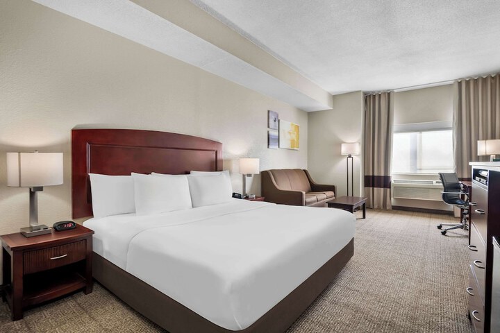 Business King Bed (15 of 19)