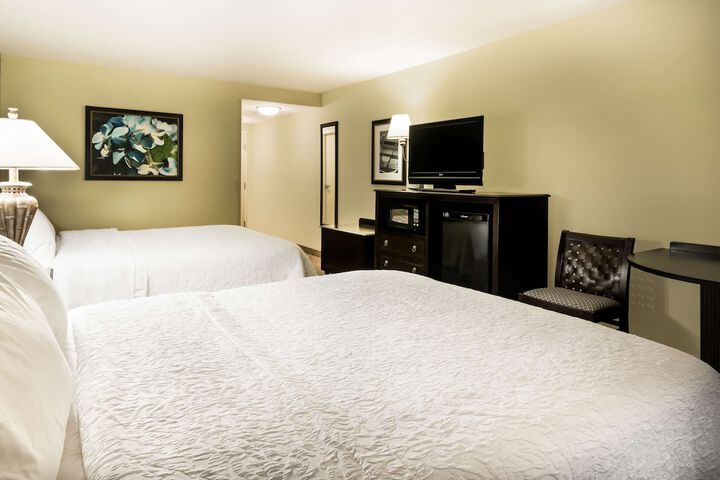 2 Queen Beds (2 of 5)