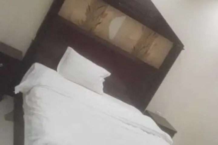 Room 6 of 13