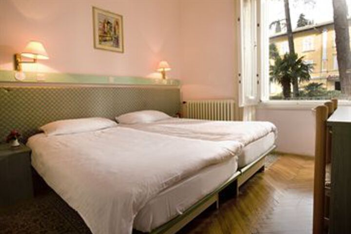 Room 10 of 18