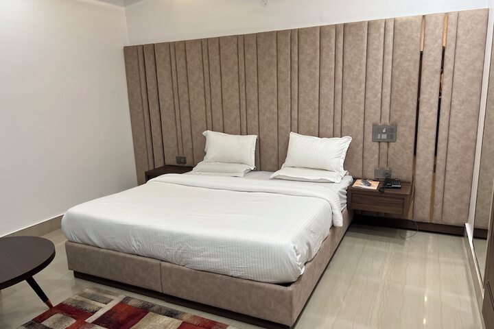 Room 5 of 221