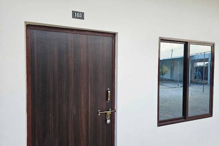 Room 4 of 12