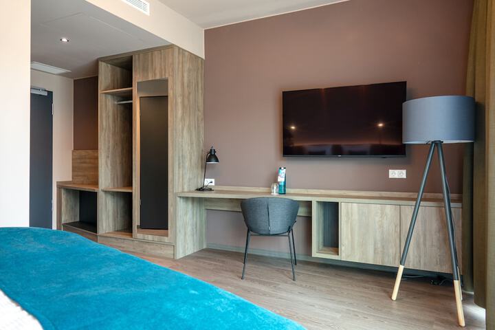Room 9 of 37