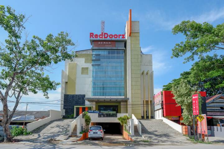 Exterior of RedDoorz Plus near Hotel Benua Kendari