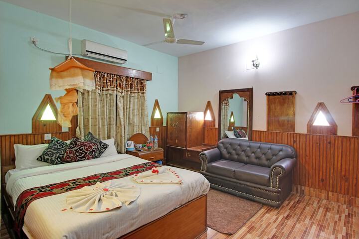 Room 14 of 76