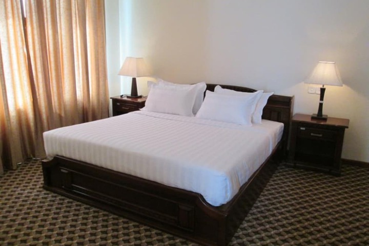 Room 6 of 28