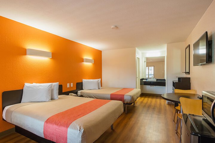 2 Queen Beds (1 of 9)