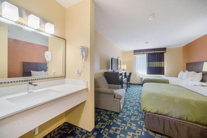2 Queen Beds (1 of 6)