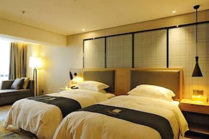 Room 7 of 18