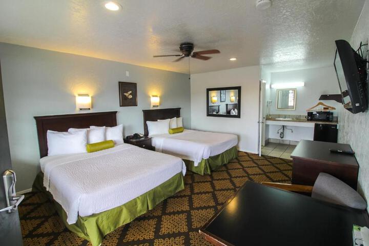 1 Queen Bed (10 of 10)