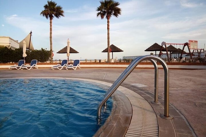 Swim-up bar
