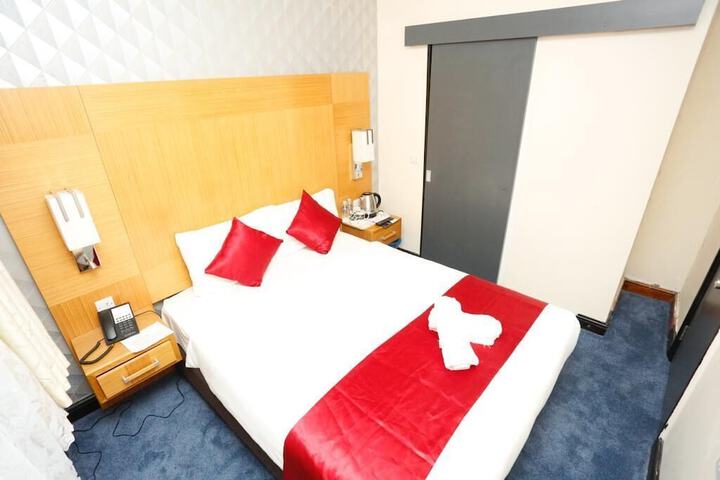 Room 9 of 33