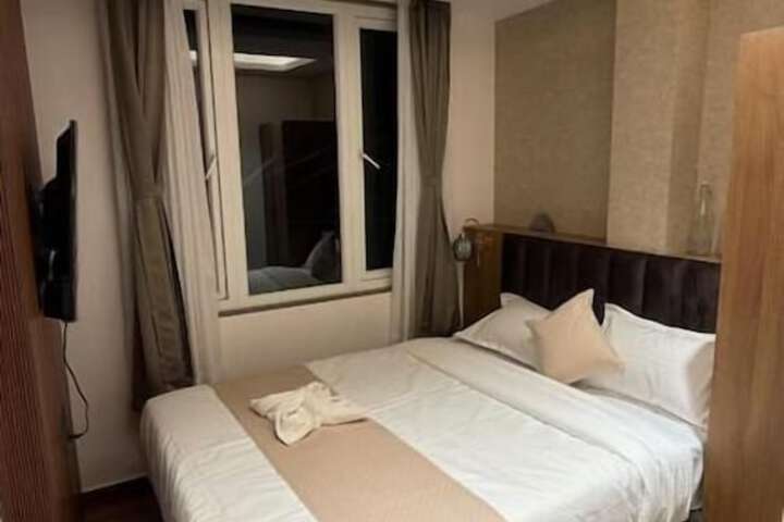 Room 8 of 32