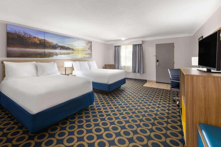 1 Queen Bed (8 of 14)