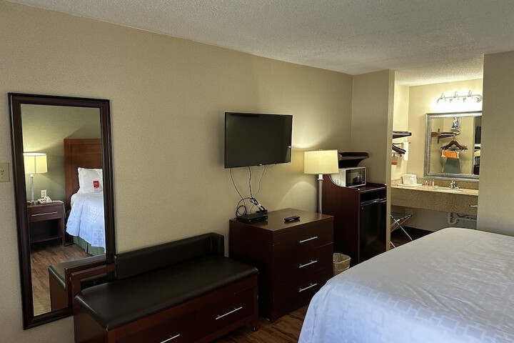 1 King Bed (10 of 11)