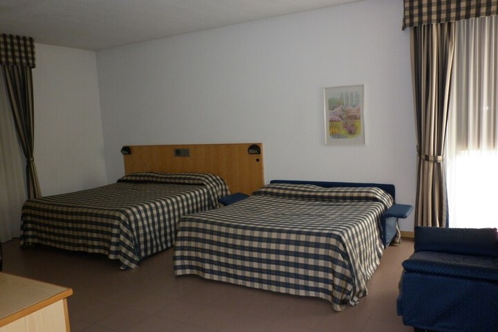 Room 2 of 26