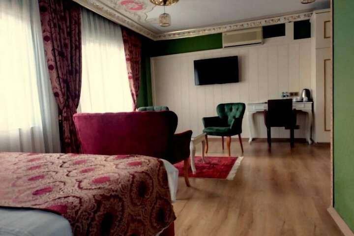 Room 4 of 33