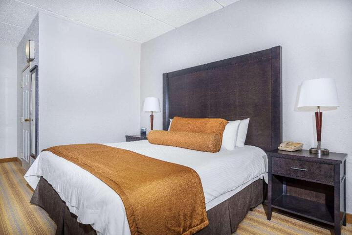 1 King Bed (6 of 34)