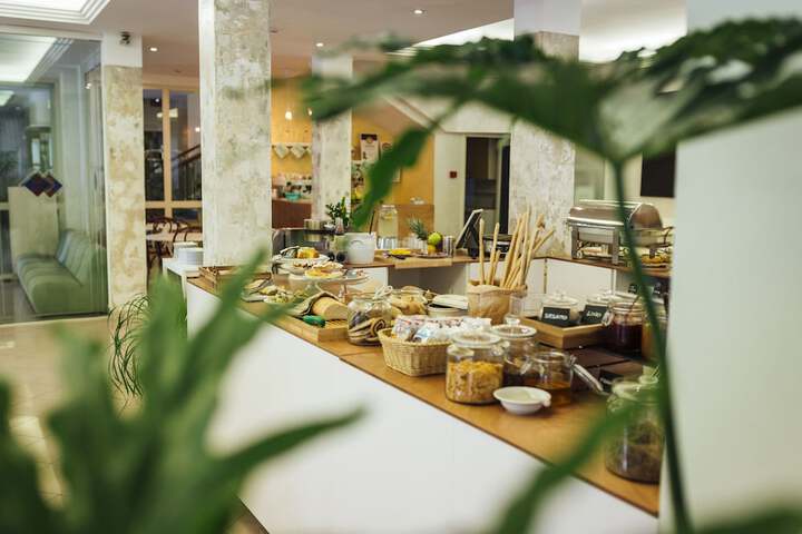 Breakfast/Coffee Service 40 of 86