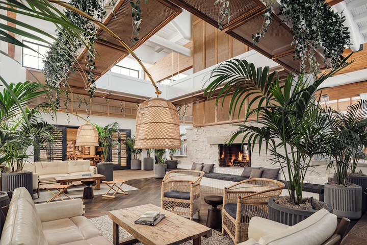 Lobby lounge