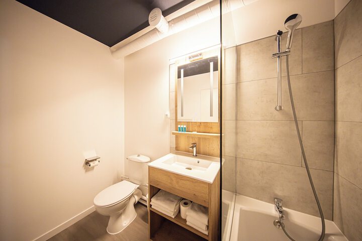 Room 32 of 42