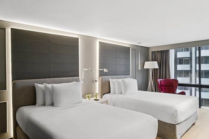 Room 32 of 66