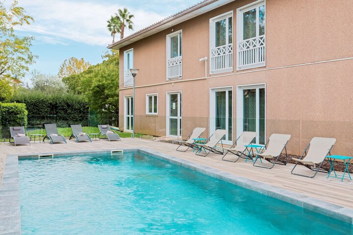 Hotel Pool