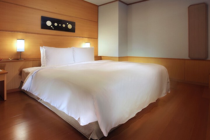 Room 3 of 64