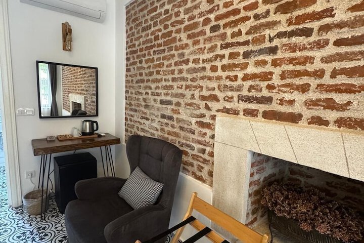 Room 8 of 34