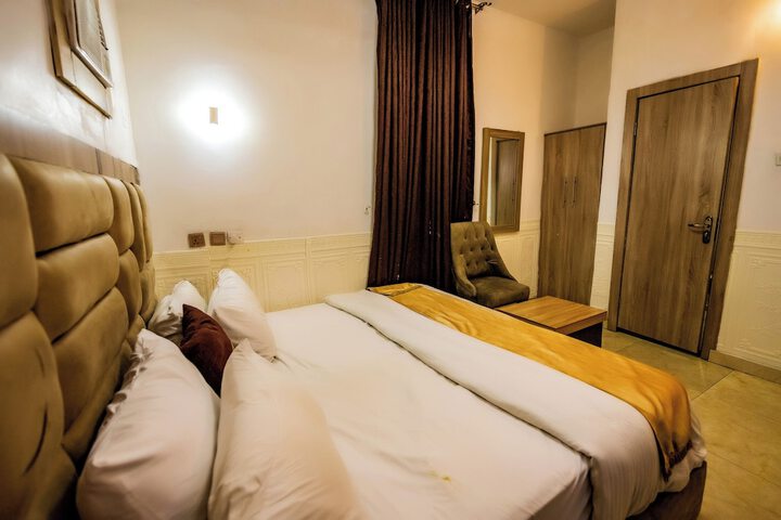 Room 4 of 32