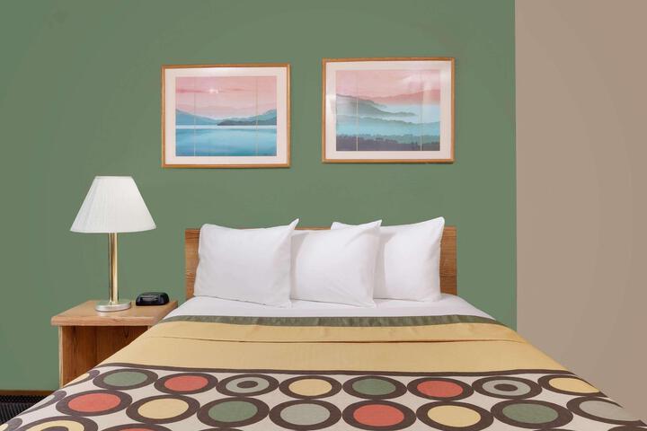 1 Queen Bed (4 of 8)